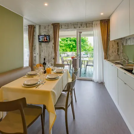 אתר קמפינג Le Palme & Village לאזיסה