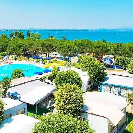 אתר קמפינג Le Palme & Village לאזיסה