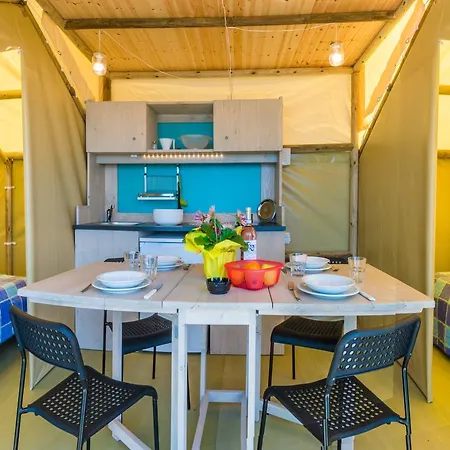 Le Palme & Village אתר קמפינג לאזיסה